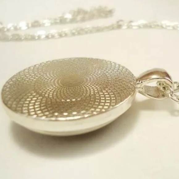Elephant Pendant Necklace. NEW! “HP” - Picture 2 of 3